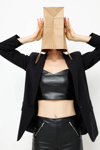 Atraktivní žena v koženém obleku černé sako s taškou na hlavě izolované pozadí — Stock fotografie