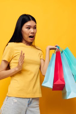 El alışverişinde paketleri olan Asyalı güzel kadın portresi. Değişmemiş yaşam tarzı.