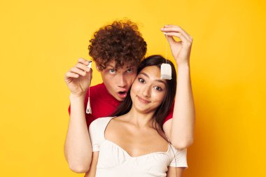 Neşeli erkek ve kız arkadaşlığa sarılıyor Çay poşetleri