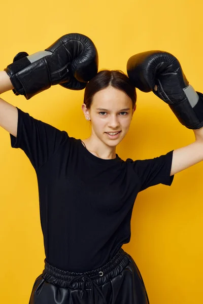 Photo pretty girl black boxing gloves posing isolated background — 图库照片