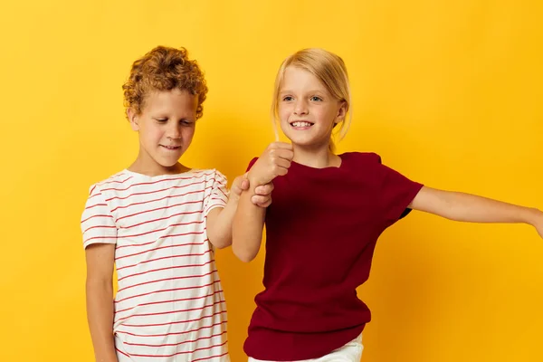 Симпатичні стильні діти приглушують моду розваги дитинства жовтий фон — стокове фото