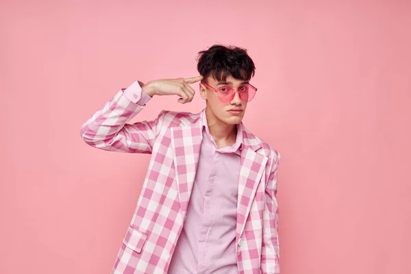 Красивый парень розовый клетчатый пиджак мода современный стиль розовый фон без изменений — стоковое фото
