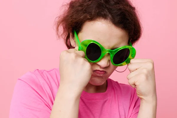 Genç kadın giysileri yeşil güneş gözlükleri modern tarz stüdyo modeli pozu — Stok fotoğraf
