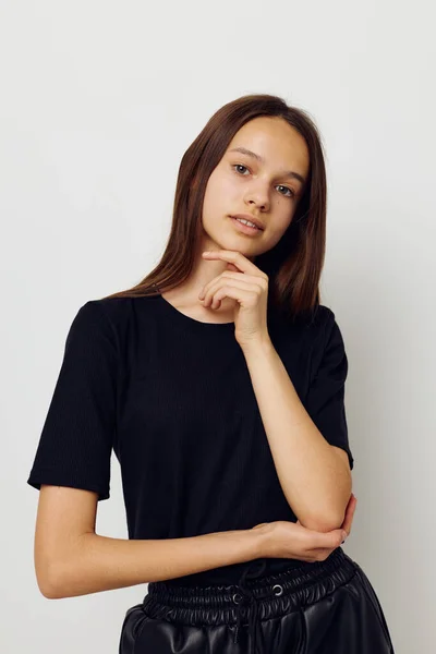 Foto vacker flicka i en svart t-shirt hand gest kul Livsstil oförändrad — Stockfoto