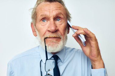 Kıdemli, gri saçlı, kravatlı bir adam. Finans ve Yatırım. Bitcoin hafif arka planı.