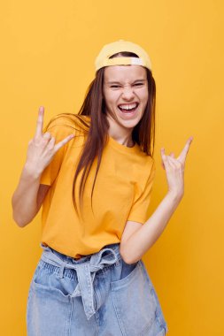 Güzel kadın el hareketi duyguları yaz tarzı sarı arka plan