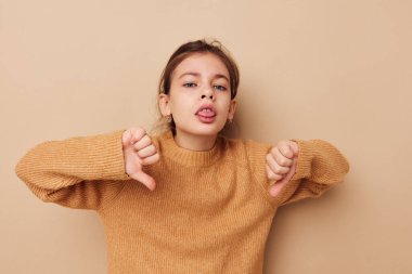 Süveter giymiş hoş bir kız el hareketleriyle izole edilmiş arka plan.