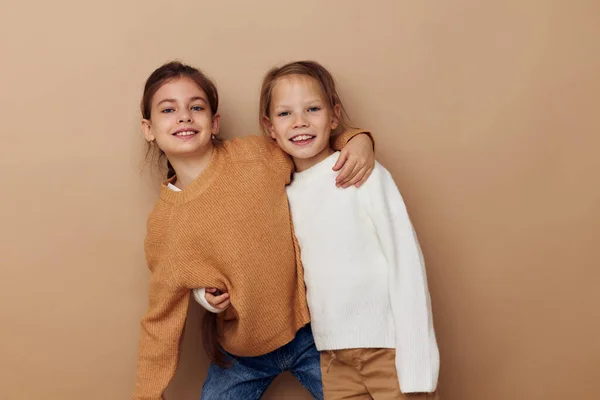Due sorridenti bambine amicizia insieme stile di vita infantile — Foto Stock