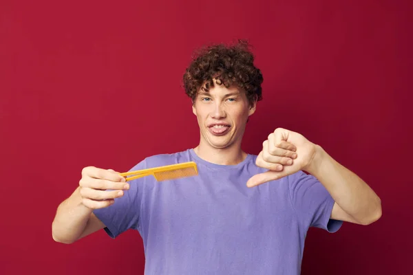 Mignon roux gars peigne soin des cheveux posant fond isolé — Photo