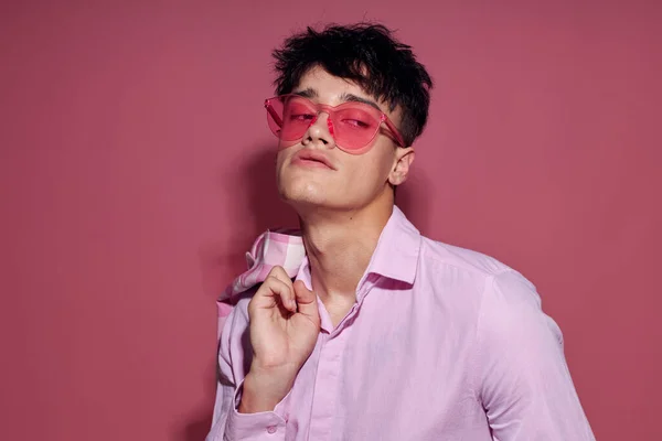 Portrét mladého muže růžová košile a brýle bunda móda elegantní styl izolované pozadí beze změny — Stock fotografie