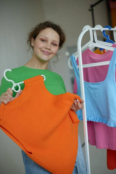 Retrato de uma jovem mulher experimentando roupas guarda-roupa Estilo jovem corte vista inalterada — Fotografia de Stock