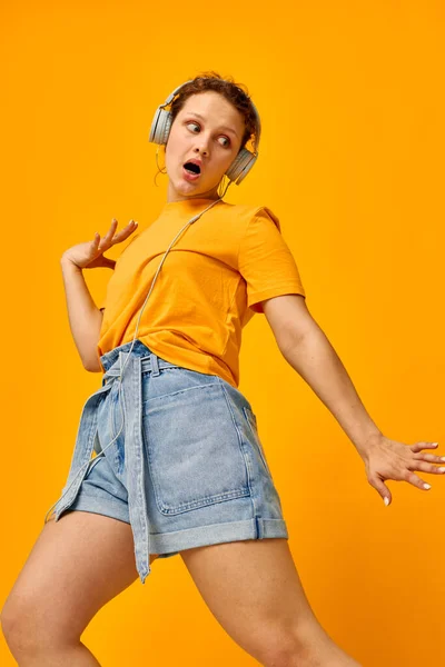 Retrato de una joven mujer grimace auriculares tecnología de la música recortado vista inalterada — Foto de Stock