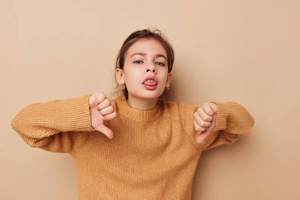 Bonito menina no suéter posando mão gestos isolado fundo — Fotografia de Stock