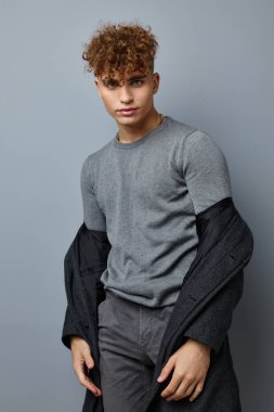 Çekici erkek seksi poz veren ceket kendine güvenen izole bir arka plan.