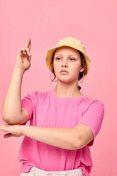 Jovem atraente Em bege Panamá rosa t-shirt mão gestos Estilo de vida — Fotografia de Stock