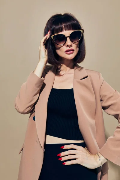 ベージュのジャケットの魅力的な女性エレガントなスタイルのサングラスライフスタイル変更なし — ストック写真