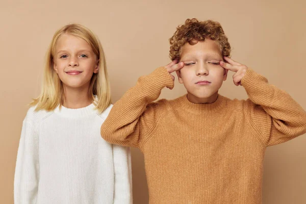 Portret van schattige kinderen in truien samen leuk geïsoleerde achtergrond — Stockfoto