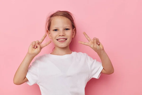 Nettes Mädchen im weißen T-Shirt lächelt Kindheit unverändert — Stockfoto