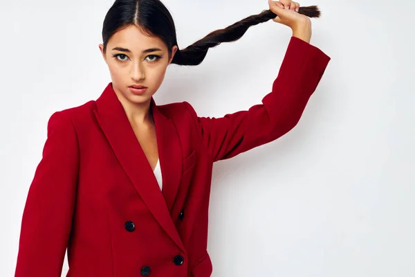 Bela morena moda posando em casaco vermelho com um longo pigtail isolado fundo inalterado — Fotografia de Stock