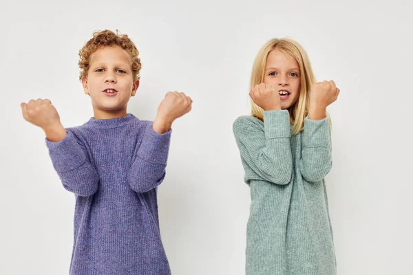 Fotografie dvou dětí gestikulovat s rukama u sebe izolované pozadí — Stock fotografie
