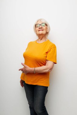 Dost canlısı bir kadının portresi.