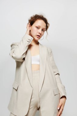 Takım elbiseli neşeli kadın elleriyle jestler yapıyor. Hayat tarzını değiştirmiyor.