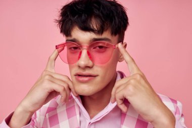 Güzel adam pembe ekose ceket modern tarz pembe arka plan değiştirilmemiş.