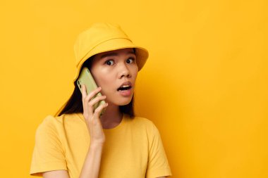 Güzel esmer, elinde bir telefon var. Yaşam tarzı teknolojisi. Geçmişi değiştirilmemiş.