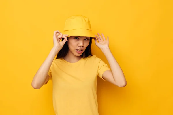 Porträtt asiatisk vacker ung kvinna i en gul t-shirt och hatt poserar känslor Livsstil oförändrad — Stockfoto
