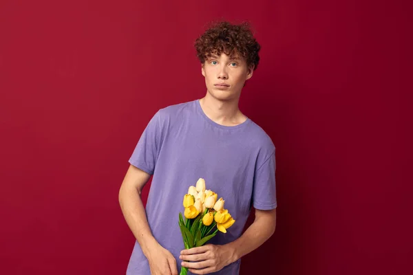 Дивний хлопець тримає жовтий букет квітів фіолетові футболки Стиль життя незмінний — стокове фото