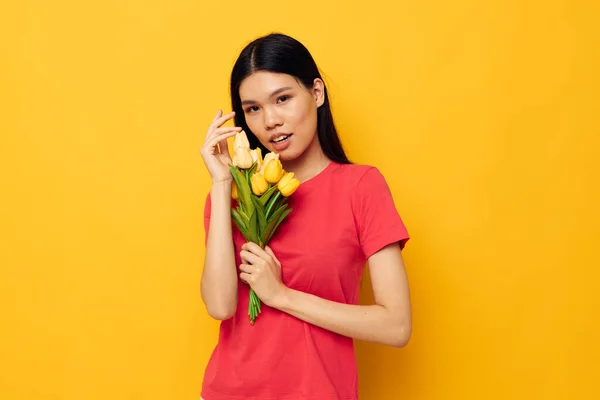Bonito asiático menina no vermelho t-shirt com um buquê de flores — Fotografia de Stock