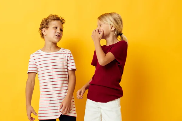 Zwei fröhliche Kinder, die nebeneinander stehen und kindliche Emotionen darstellen — Stockfoto