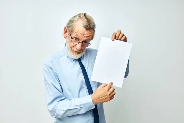 Портрет пожилого человека в рубашке с галстуком копировальный лист бумаги изолированный фон — стоковое фото