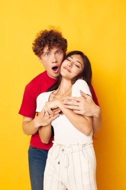 Sevimli, genç bir çift birbirlerine sarılmışlar. Hayat tarzları değişmemiş.