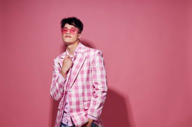 Güzel erkek özgüveni pembe ekose ceket modası izole edilmiş arka plan değiştirilmemiş.