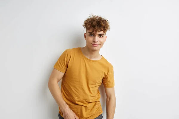 Perverzní chlap ve žlutých tričkách gesto ruce emoce životní styl beze změny — Stock fotografie