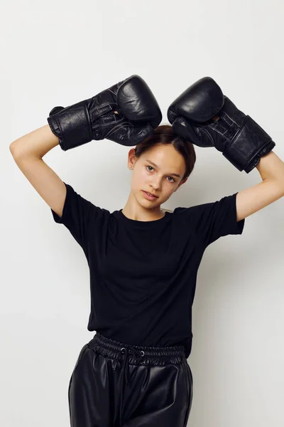 Foto bonita chica en negro deportes uniforme boxeo guantes posando estilo de vida inalterado —  Fotos de Stock