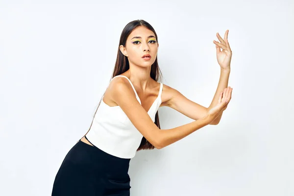 Attrayant fille blanc t-shirt main gestes charme studio modèle inchangé — Photo