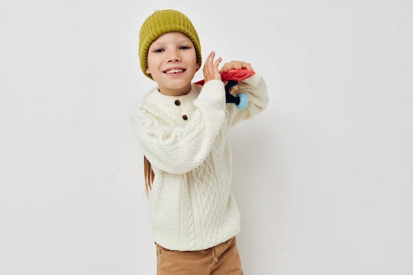 Carino ragazza in cappelli con uno skateboard nelle loro mani stile di vita inalterato — Foto Stock