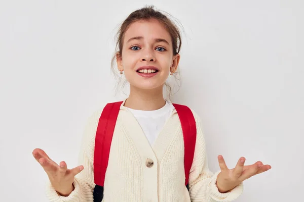 Mooi jong meisje hand gebaar rood rugzak jeugd ongewijzigd — Stockfoto