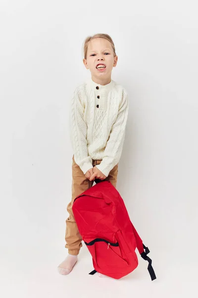 Mooi jong meisje rood rugzak stijlvol kleding geïsoleerde achtergrond — Stockfoto