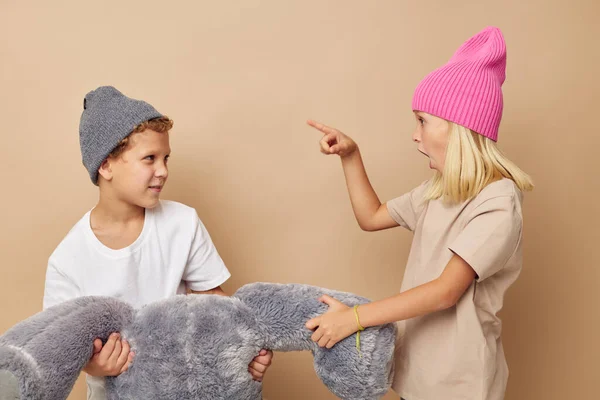 Foto de duas crianças em chapéus com um urso de pelúcia amizade Estilo de vida inalterado — Fotografia de Stock