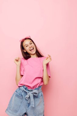 İyimser genç kadın yaz stili çekici görünüyor yaşam tarzı değişmemiş