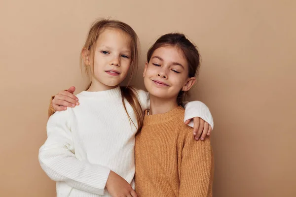 Dos lindas niñas abrazo amistad infancia posando — Foto de Stock