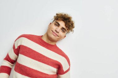 Çekici erkek el hareketi. Eğlenceli ışık arka planı.