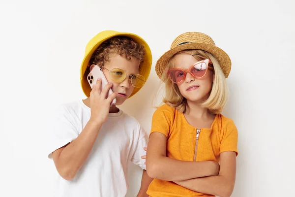 웃긴 아이들 이 전화 패션으로 셀카를 추는 모습 — 스톡 사진