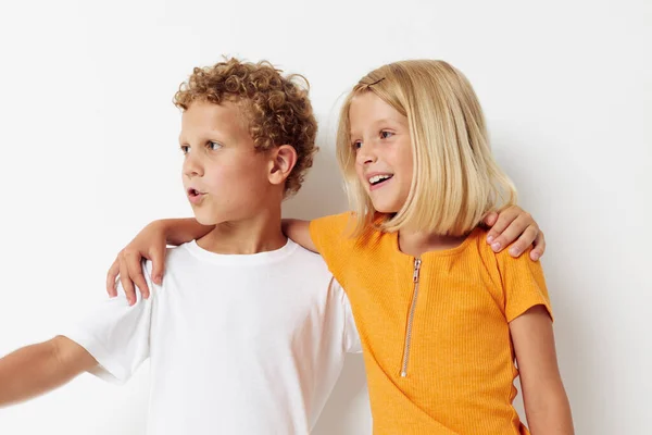 Симпатичні діти дошкільного віку Дружба разом позує емоції світлий фон тримає руки — стокове фото