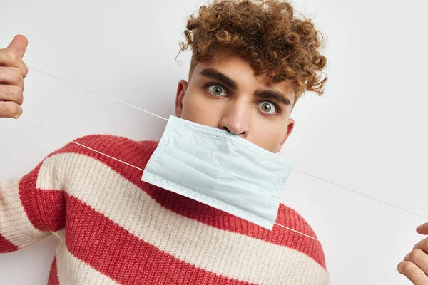 Homem em camisola listrada máscara médica segurança de saúde — Fotografia de Stock