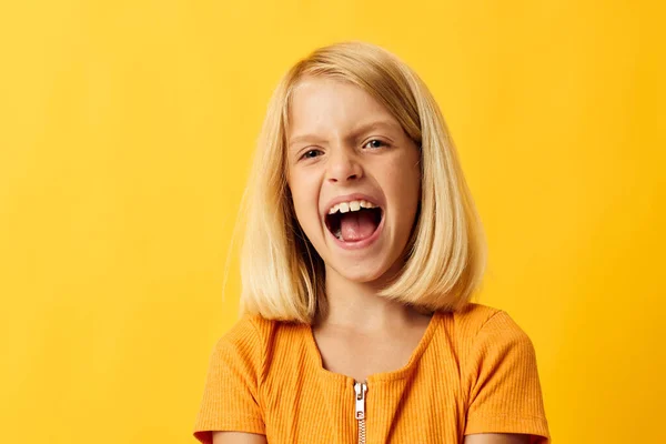 Little blonde girl holding her head emotions surprise — Stockfoto