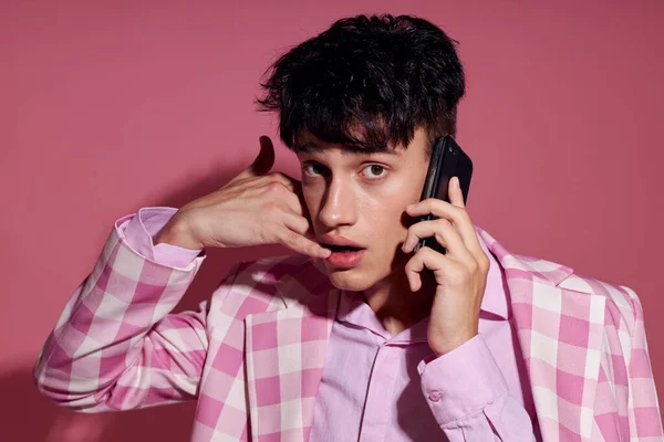 Retrato de un hombre joven a cuadros chaqueta de moda de estilo moderno hablando en el estudio modelo de teléfono — Foto de Stock